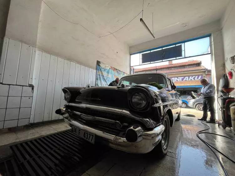 Hurda arabayı öyle bir hale getirdi ki görenlerin nutku tutuldu! 66 yaşındaki araca teklif yağıyor, trafiğin resmen yıldızı oldu 4